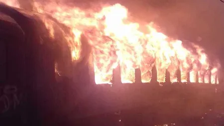Incendiu puternic în gara Oraviţa, fiind afectate mai multe vagoane VIDEO