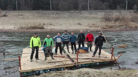 Opt pompieri, folosind plute din peturi de plastic, au pornit în expediţie pe Mureş, până în Ungaria