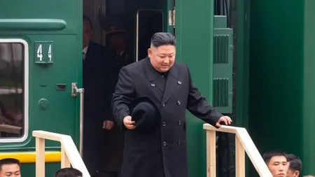 VIDEO FABULOS: Aghiotanţii lui Kim Jong-un lustruiesc din mers trenul cu care merge liderul suprem