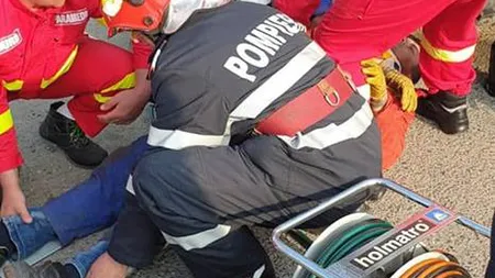 Şoferul unui TIR, salvat de ISU după ce maşina a căzut peste el