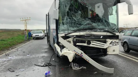 Accident GRAV lângă Aeroportul Mihail Kogălniceanu. Un autoturism s-a ciocnit de un autobuz: sunt mai multe victime