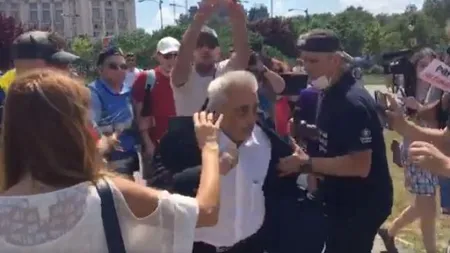 Procurorii au clasat plângerea deputatului Nicolae Bacalbaşa, îmbrâncit de protestatari în faţa Parlamentului, în august