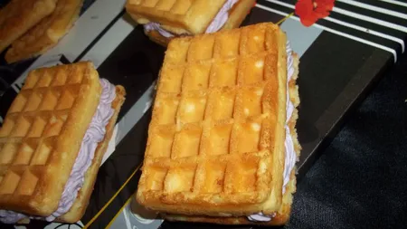 Waffles cu îngheţata de afine