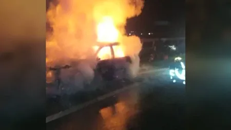 O maşină electrică de 120.000 de euro s-a făcut scrum din neglijenţa mecanicilor. Bolidul a luat foc pe Autostrada Soarelui