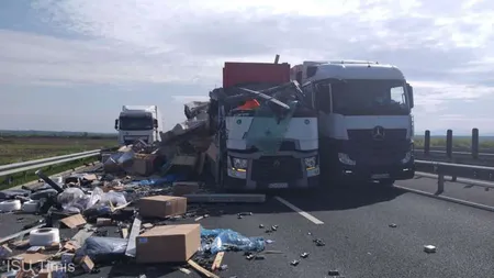 Două TIR-uri s-au ciocnit frontal, autostrada blocată mai multe ore