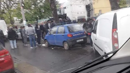 Carambol în Bucureşti, provocat de conducatorul unui cap tractor. Mai multe maşini, anexa unei locuinţe şi garduri au fost lovite