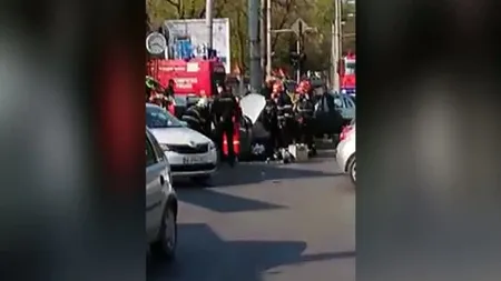 Accident grav în zona Cotroceni. Două persoane au rămas încarcerate