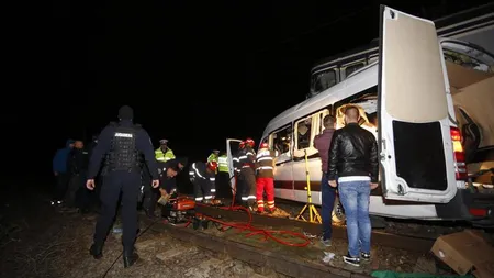 Şoferul microbuzului lovit de tren la Buzău nu este la prima abatere: a fost prins băut la volan şi nu a respectat timpii de odihnă
