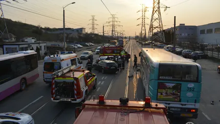 Accident în lanţ în Cluj: trei maşini implicate, două persoane rănite grav