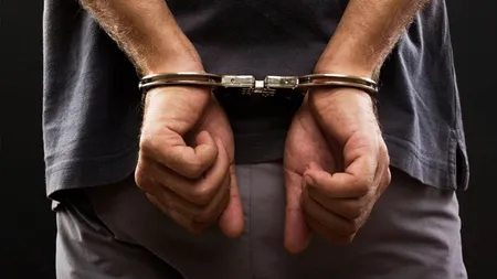 Trei bărbaţi arestaţi preventiv după ce au furat aproape 30.000 de euro dintr-o casă din Deta