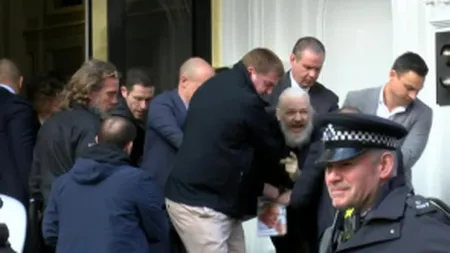 Scandalul WikiLeaks: Julian Assange, la judecată, a pledat nevinovat la acuzaţiile de viol