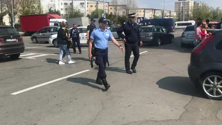 Bătaie cu săbii şi lopeţi în parcarea unui supermarket. Neputincioasă, Poliţia a chemat în ajutor Jandarmeria VIDEO