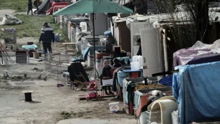 Primele condamnări în cazul ţiganilor agresaţi în suburbiile Parisului. Un angajat municipal a primit 18 luni de închisoare