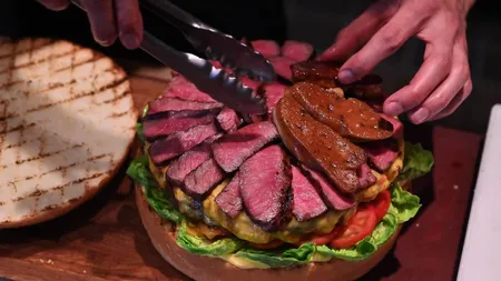 Extravaganţă culinară. Japonia îşi celebrează noul împărat cu un hamburger de aur, care costă 800 de euro VIDEO