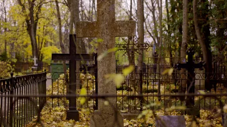 A furat crucea din cimitir şi a căzut cu ea în şanţ. Ce a putut să inventeze un beţiv când a fost găsit de Poliţie VIDEO