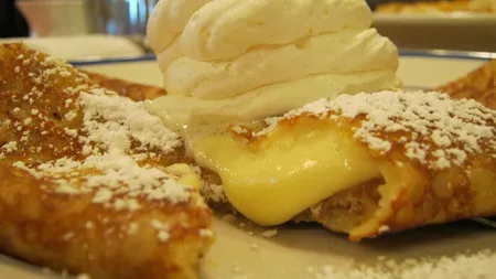 Clătite cu cremă de vanilie. o reţetă delicioasă pentru orice moment al zilei