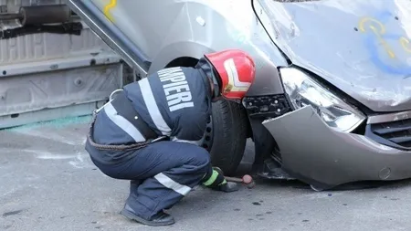 Accident grav pe Valea Oltului. Trei israelieni au fost răniţi, după ce şoferul a intrat cu maşina în parapet