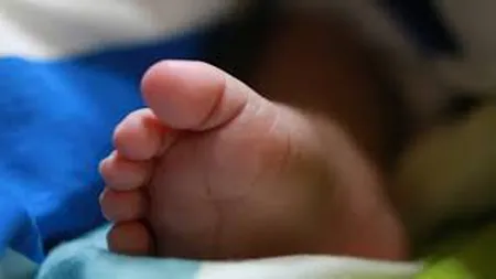 Nou-născutul scos din toaletă la Galaţi a murit la spital. Mama lui este cercetată pentru ucidere