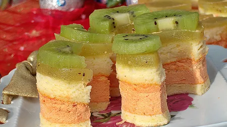 Prajitură răcoroasă cu kiwi şi nectar de caise