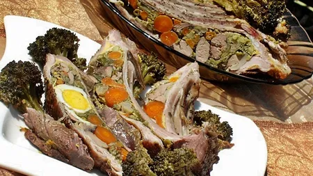Retete de Pasti: Coasta de miel umpluta cu ficatei si ciuperci