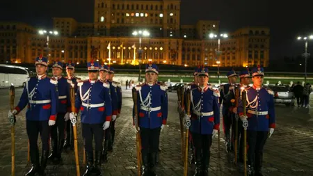 Defilare cu torţe în Bucureşti! Garda de Onoare a Jandarmeriei Române a făcut spectacol - VIDEO