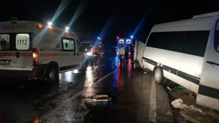 Accident grav în Iaşi, două microbuze pline cu oameni s-au ciocnit frontal. Sunt mai mulţi răniţi, a fost activat planul roşu