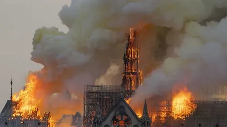 Minune în timpul incendiului de la Notre-Dame. Ce a apărut în flăcările ce au cuprins Catedrala