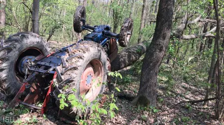 Un bărbat a fost găsit mort în pădure, strivit de tractor