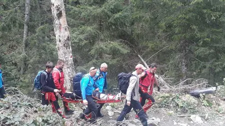 Salvamontiştii şi jandarmii au recuperat o femeie care a alunecat pe zăpadă şi a suferit o entorsă lângă chilia lui Arsenie Boca