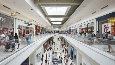 Şocant! Un copil de cinci ani, aruncat de la etajul trei al unui mall