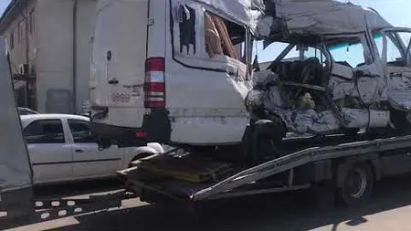 Martorii dau detalii şocante în cazul microbuzului spulberat de tren în Buzău. Ce a dus la producerea tragediei