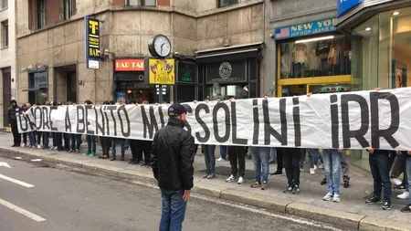 Fanii lui Lazio, scandări şi saluturi fasciste, la Milano. Au desfăşurat pe stradă un imens banner pro-Mussolini FOTO