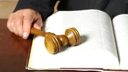 Daune de 33.000 lei pentru o femeie al cărei logodnic a fugit cu altă fată