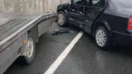 Poliţist accidentat în timp ce efectua cercetări la un alt eveniment rutier. Alte două persoane au fost rănite