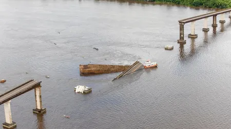 Un pod s-a prăbuşit după ce o navă s-a ciocnit de structura sa. Momente de groază VIDEO