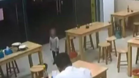 Caz scandalos: Un tată şi-a lăsat fiica garanţie la restaurant pentru că nu avea bani să plătească VIDEO