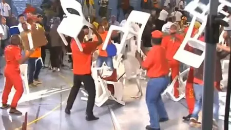 Bătaie cu scaune între politicieni. Nici bodyguarzii nu au reuşit să-i despartă VIDEO