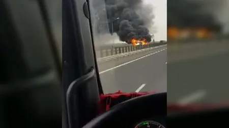 Autobuz în flăcări pe A1