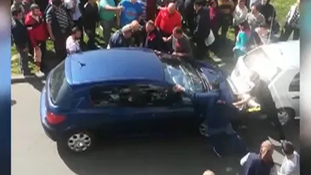 Şofer beat scos cu forţa din maşină de către poliţişti după ce a provocat un accident şi a fugit