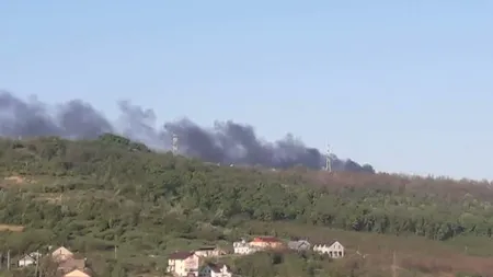 Incendiu de proporţii la un depozit de mase plastice din apropierea Iaşiului