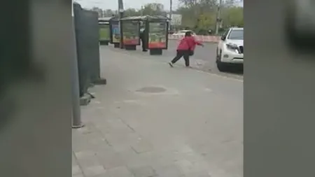 O femeie a distrus o maşină în Drumul Taberei. Şocant: cine este agresoarea VIDEO