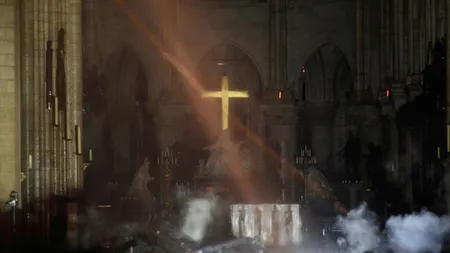 Incendiu la Notre Dame. Mai mulţi donatori au anunţat sume importante pentru reconstrucţia catedralei devastate de flăcări