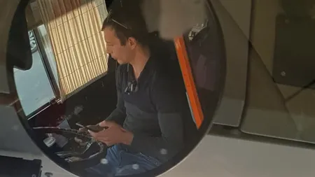 Şofer de troleibuz, filmat când ţinea telefonul mobil şi un card bancar în timp ce conducea. El riscă să fie concediat