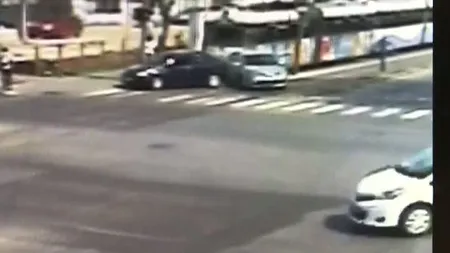 Un tramvai fără vatman a pornit singur, lovind mai multe maşini şi alt tramvai. Două persoane sunt rănite