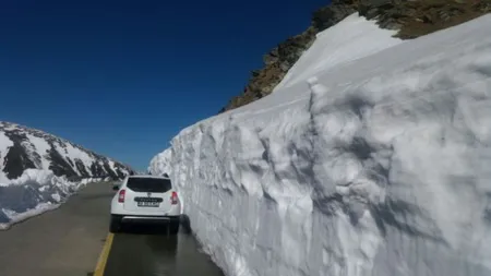 A început deszăpezirea pe Transalpina. Imagini spectaculoase, cu nămeţi de peste 5 metri VIDEO