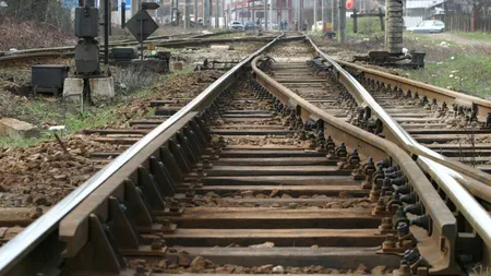 Circulaţia trenurilor spre Braşov, din nou blocată. Un tren privat a blocat linia zeci de minute