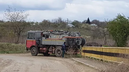 Anchetă în județul Vrancea, după ce o vidanjă a fost filmată de localnici în timp ce deversa materii fecale într-un râu