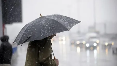 PROGNOZA METEO. Ploi şi intensificări ale vântului în mare parte din ţară, iar temperaturile scad uşor. Lapoviţă şi ninsoare, la munte