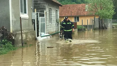 COD ROŞU de inundaţii: Pompierii au intervenit în 11 localităţi din judeţele Caraş-Severin şi Timiş