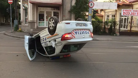 Poliţistul care s-a răsturnat cu maşina de poliţie era băut. Ce alcoolemie avea şi ce riscă